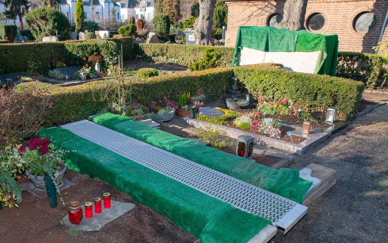 Vorbereiten der Grabstätte bei Pietät Wegmann