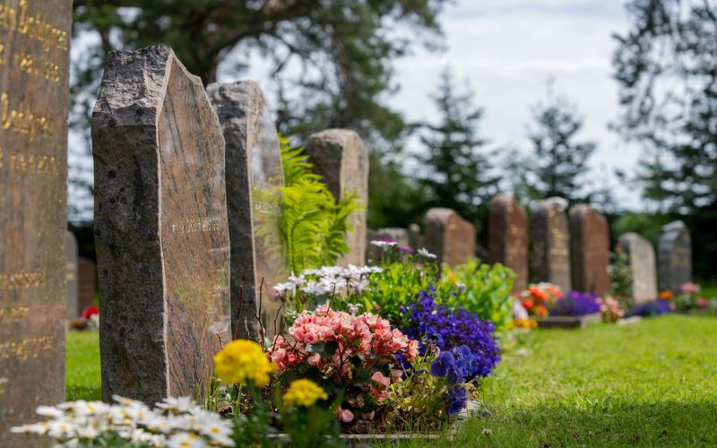 Auswahl des Ruheplatzes für die Urne bei Pietät Wegmann in Aschaffenburg
